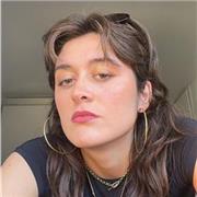 Profesora de música imparte clases para todas las edades